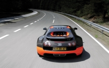 Bugatti Veyron пролетает по автобану